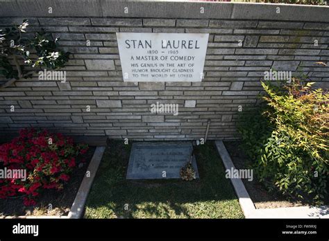 Forest Lawn final resting place for many stars – Deseret News.